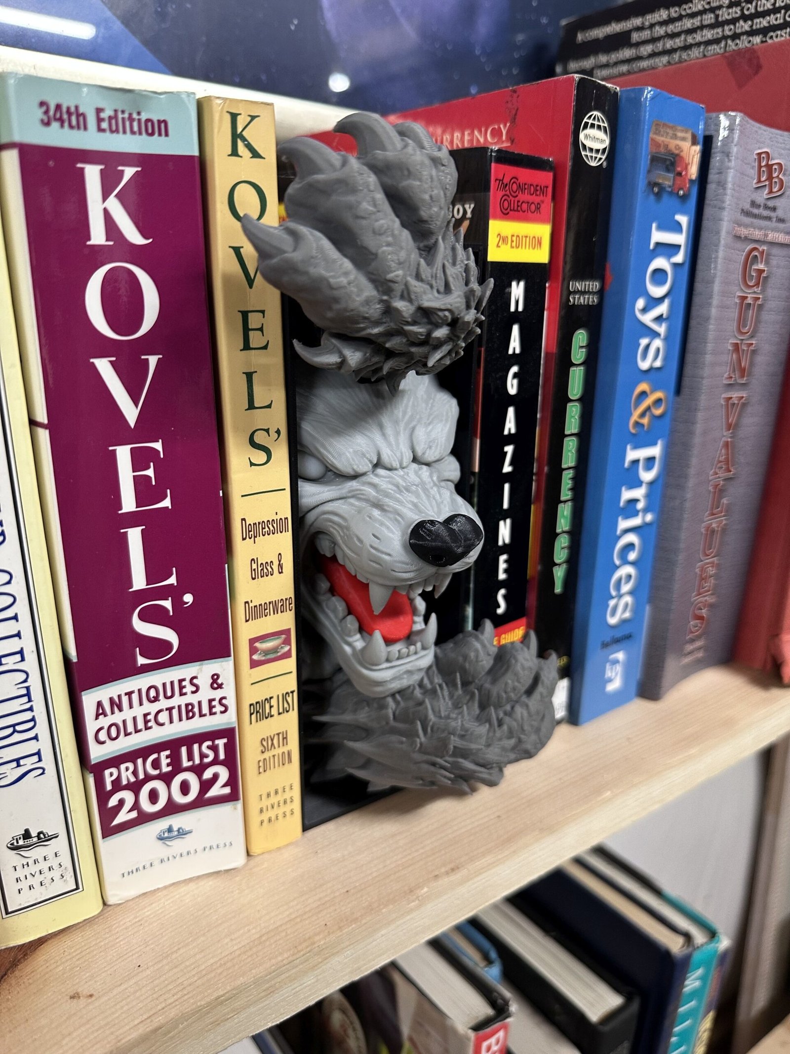 Werewolf Book Nook Insert – 3D Printed Horror Shelf Display - Image 3