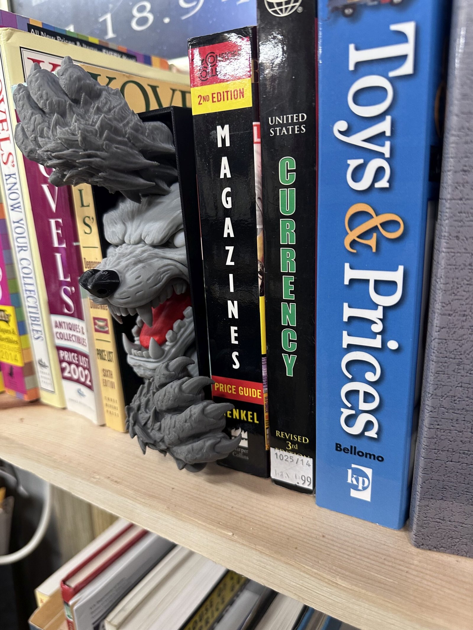 Werewolf Book Nook Insert – 3D Printed Horror Shelf Display - Image 2