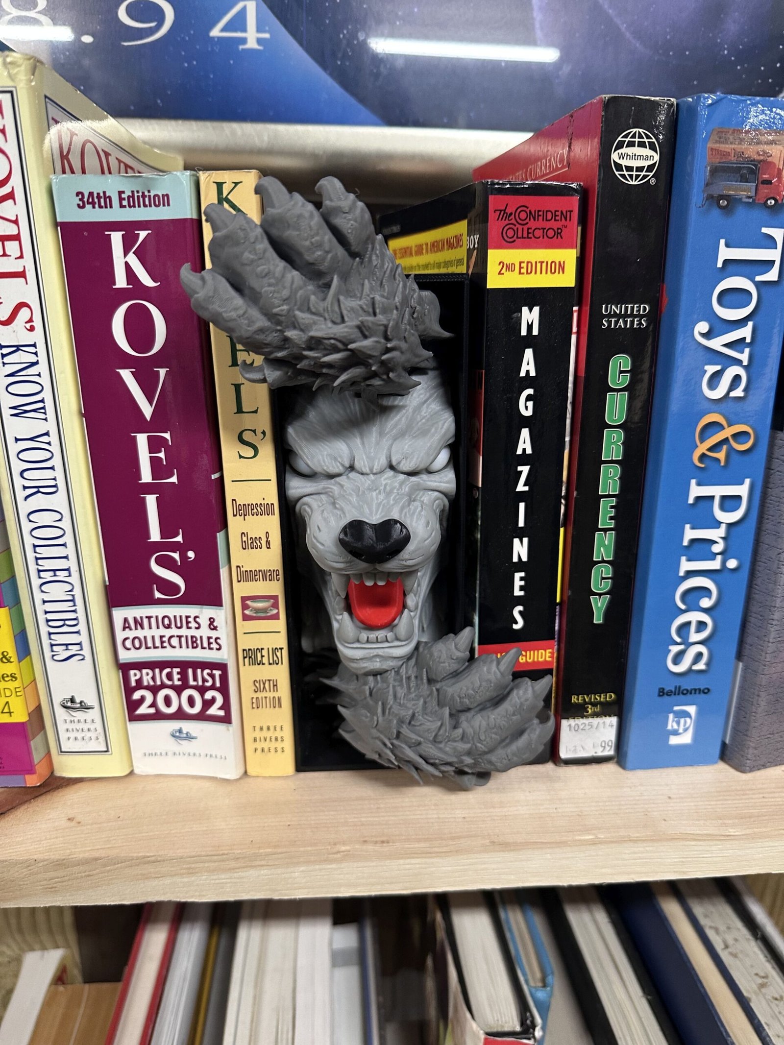 Werewolf Book Nook Insert – 3D Printed Horror Shelf Display - Image 8