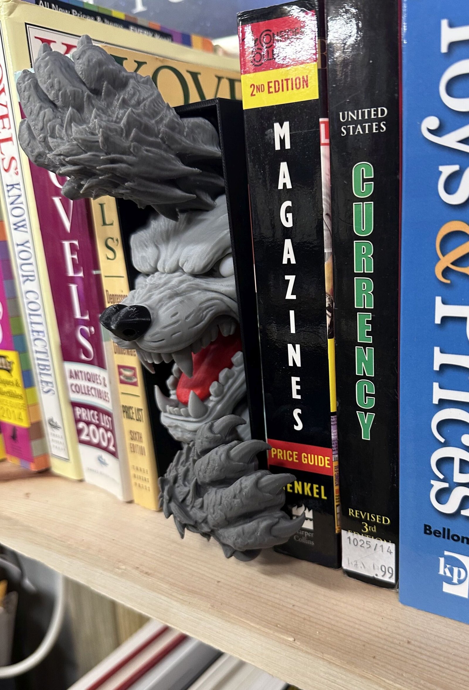 Werewolf Book Nook Insert – 3D Printed Horror Shelf Display - Image 6