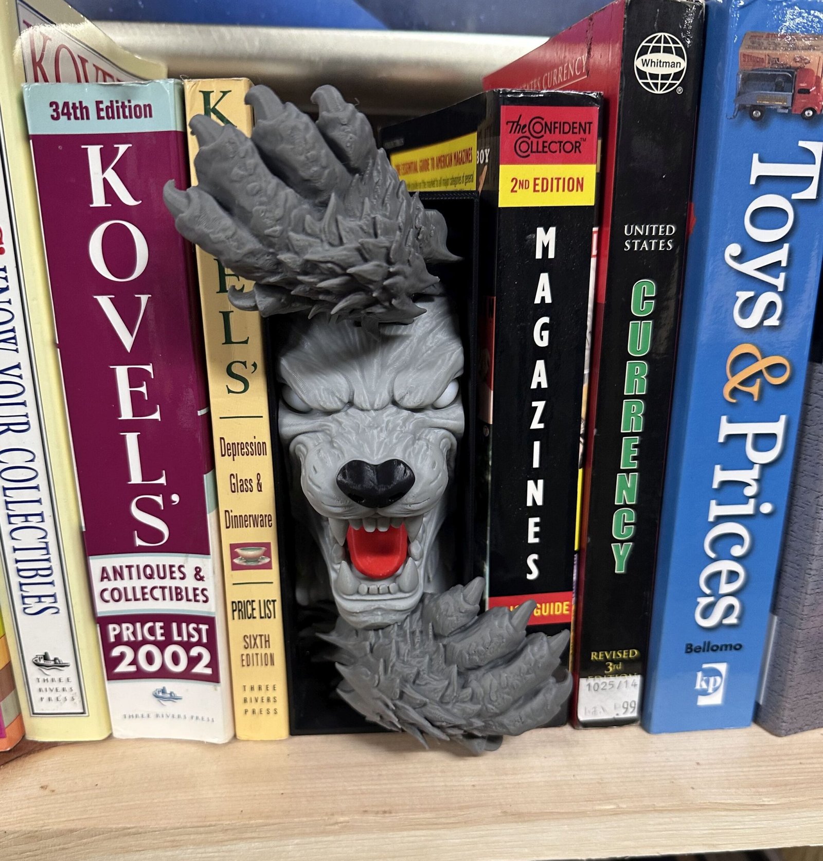 Werewolf Book Nook Insert – 3D Printed Horror Shelf Display - Image 5