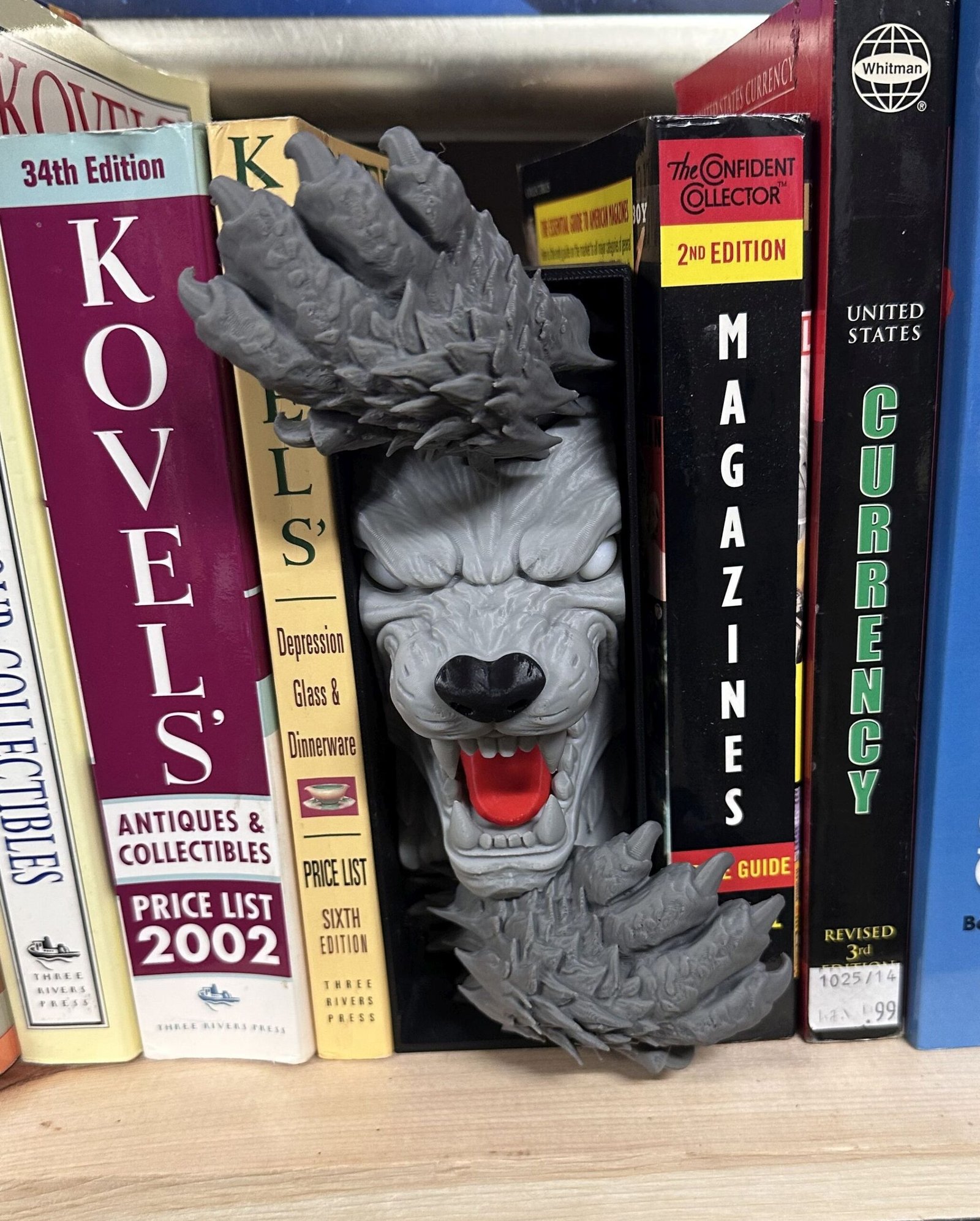 Werewolf Book Nook Insert – 3D Printed Horror Shelf Display - Image 4